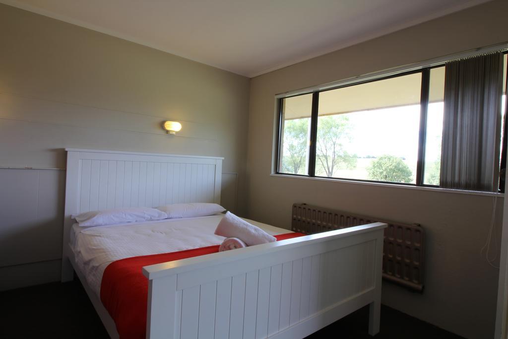 אדמינבי Snowy Mountains Resort And Function Centre חדר תמונה