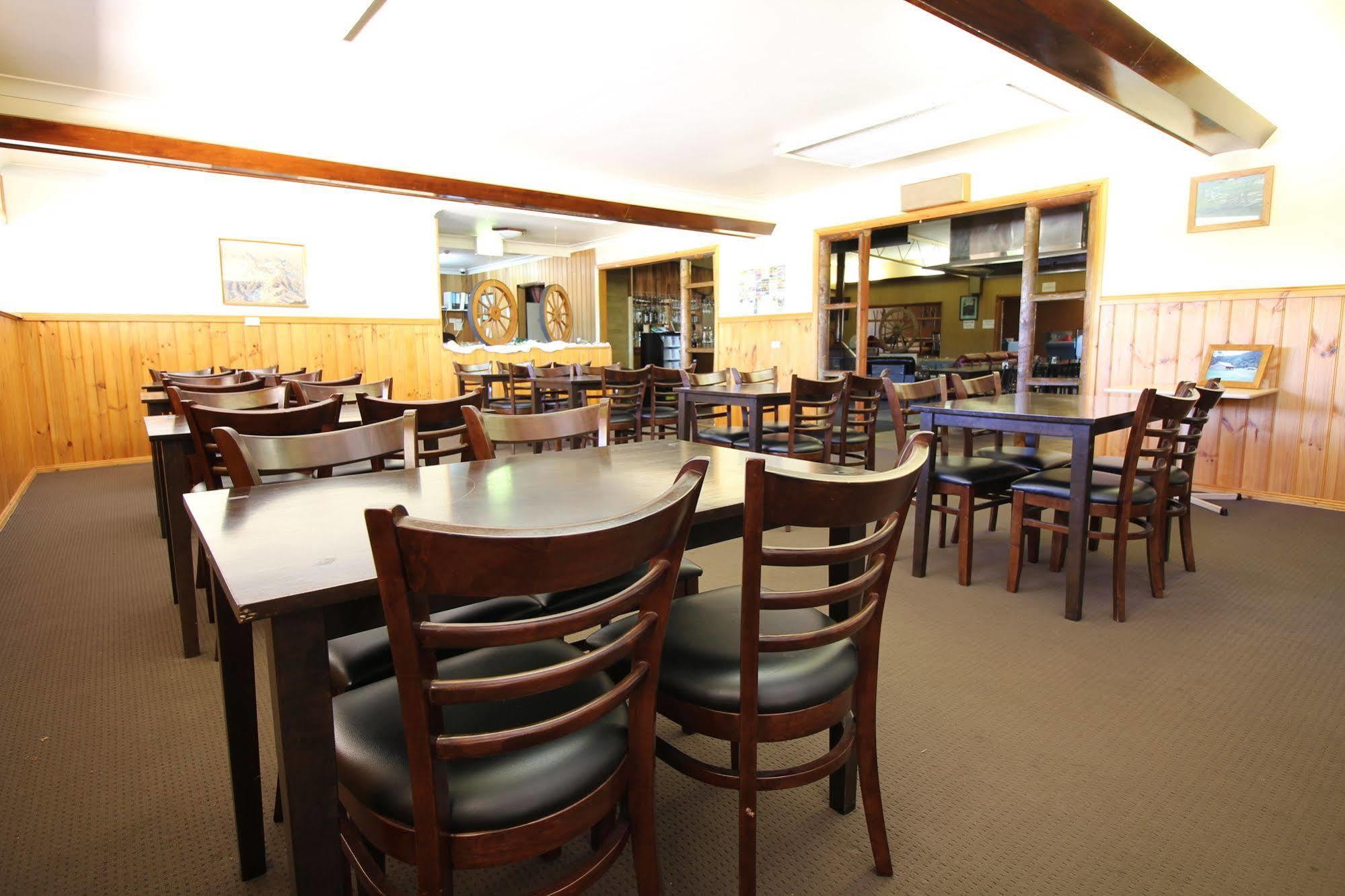 אדמינבי Snowy Mountains Resort And Function Centre מראה חיצוני תמונה